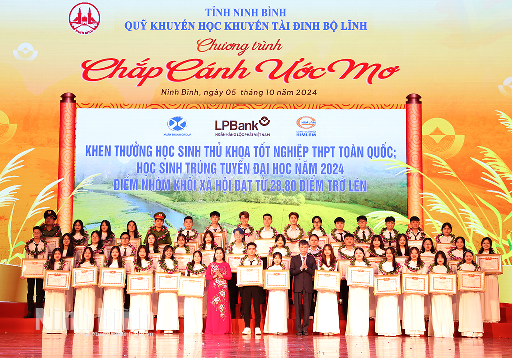 Chương trình Chắp cánh ước mơ lần thứ 14 vinh danh khen thưởng các em học sinh sinh viên đạt thành tích xuất sắc trong năm học 20232024