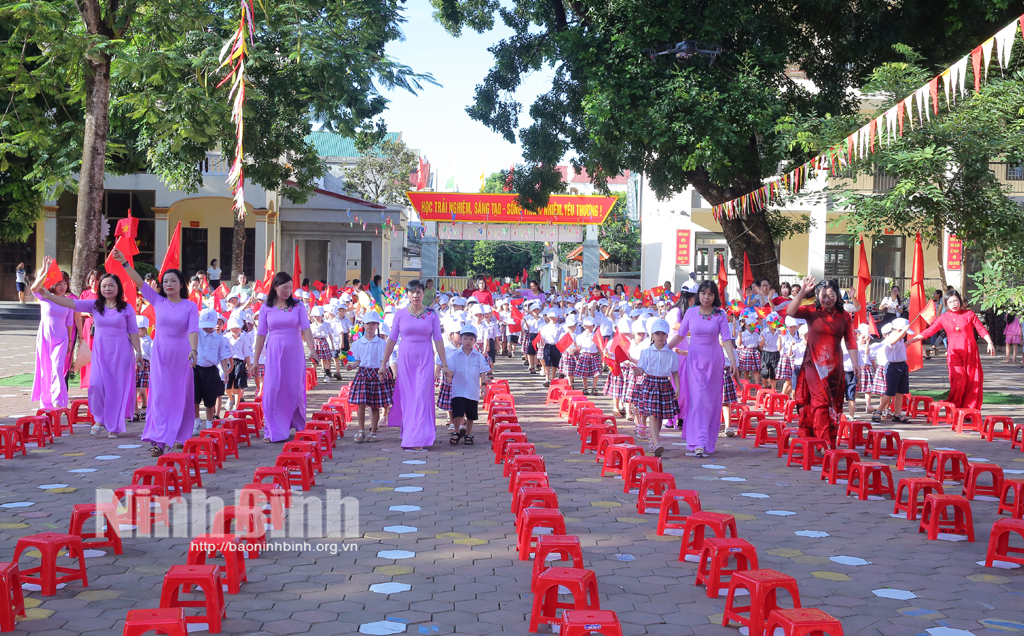 Học sinh lớp 1 náo nức ngày tựu trường