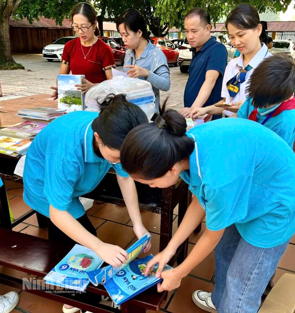 Sôi nổi hoạt động quyên góp sách vở đồ dùng học tập ủng hộ học sinh vùng lũ lụt