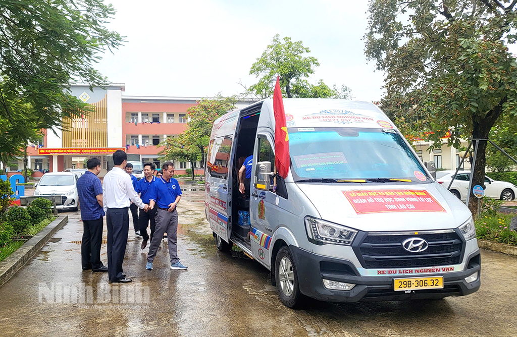 Sôi nổi hoạt động quyên góp sách vở, đồ dùng học tập ủng hộ học sinh vùng lũ lụt