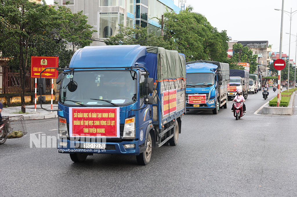 Sở Giáo dục và Đào tạo tổ chức đưa sách vở, đồ dùng học tập tặng học sinh vùng lũ các tỉnh miền núi